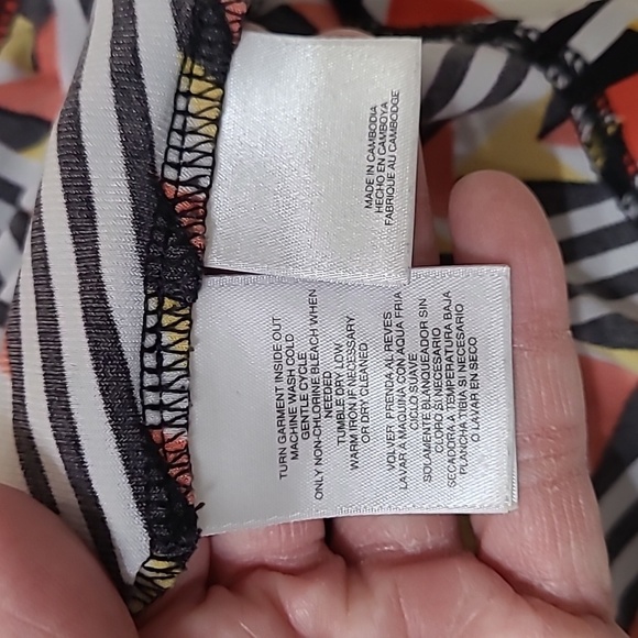 Anne Klein sleeveless top with a colorful abstract chevron design size Large - Picture 6 of 8